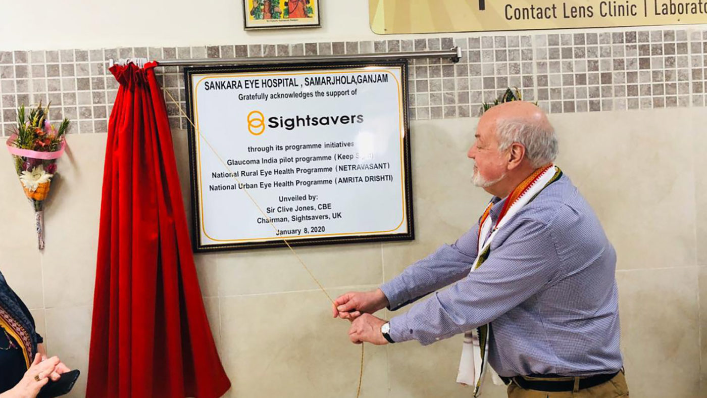 Sir Clive Jones unveils a plaque,