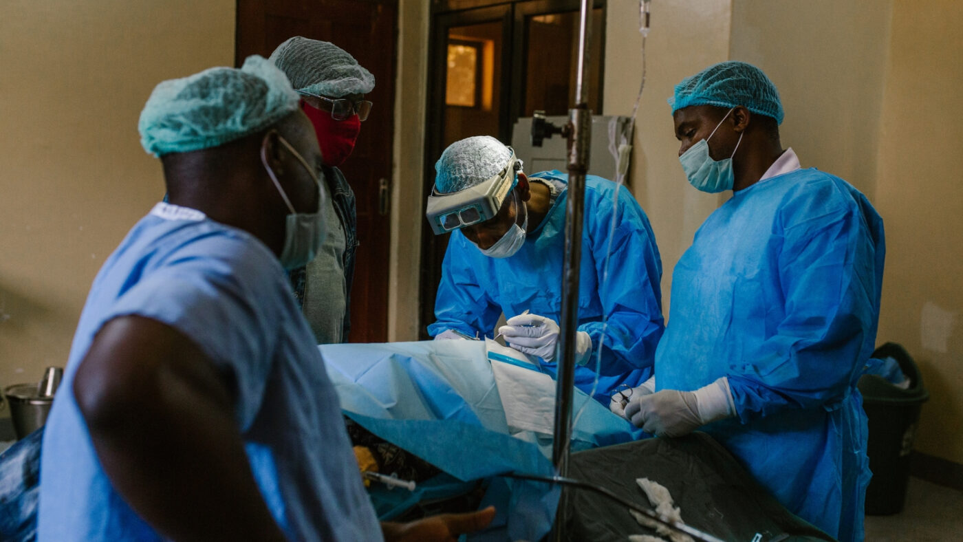 Four surgeons operate on Mohamed's eyes.