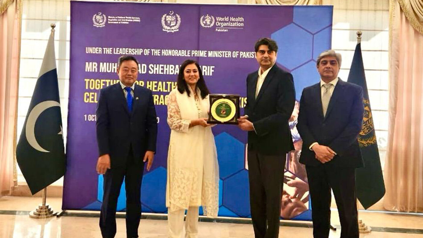 Sightsavers' Munazza receives a an award from the government of Pakistan in recognition of Sightsavers' support in eliminating trachoma. She is accompanied by Dr Luo Dapeng, WHO Representative in Pakistan; Dr Malik Mukhtar Ahmed Bharath, Coordinator to the Prime Minister on Health; and Mr Nadeem Mehbub, Federal Secretary for Health.